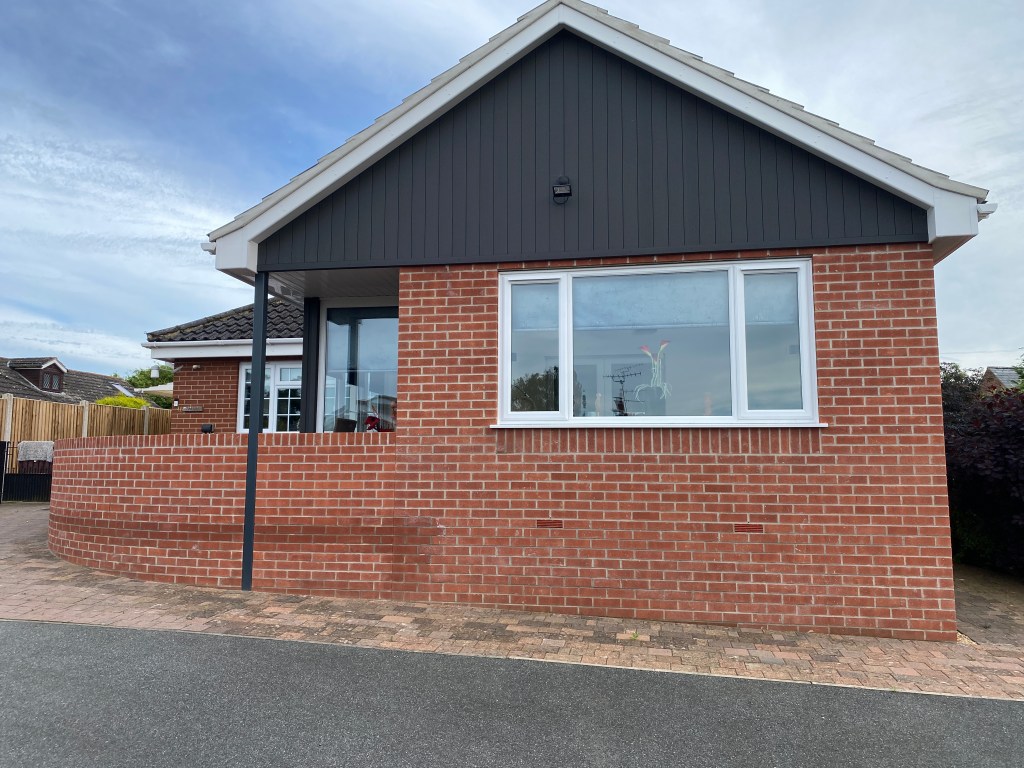 Extension With Cladding and Curved Wall
